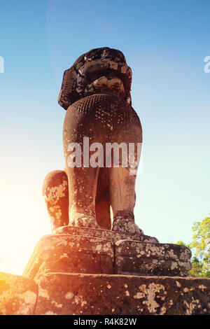 Statue de Lion sur la terrasse des éléphants, Angkor Thom, Siem Reap. Banque D'Images