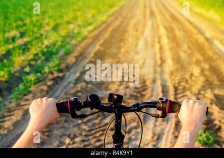 Location et de l'homme sur la nature close up, voyages, mode de vie sain, pays de marche. journée ensoleillée à bicyclette. Banque D'Images