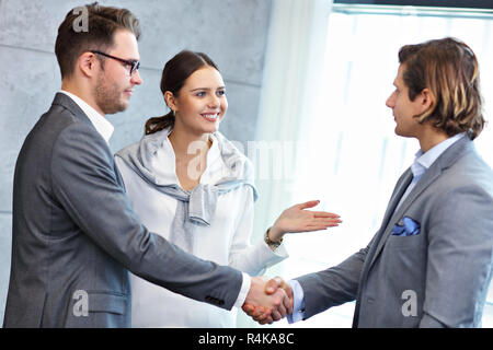Groupe de gens d'affaires l'introduction d'un de l'autre Banque D'Images