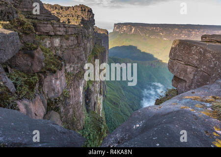 Vue depuis le Roraima tepui sur Kukenan tepui au mist - Venezuela, Amérique du Sud Banque D'Images