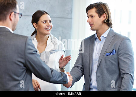 Groupe de gens d'affaires l'introduction d'un de l'autre Banque D'Images