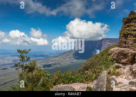 Vue depuis le Roraima tepui sur Kukenan tepui au mist - Venezuela, Amérique du Sud Banque D'Images