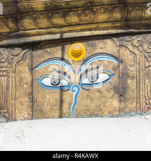 Yeux de bouddha close up avec les drapeaux de prières à Bodhnath stupa dans la vallée de Katmandou, Népal Banque D'Images