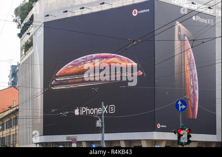 MILANO, ITALIE 10 octobre 2018,nouveau Apple Iphone : XS bannière publicitaire sur l'Apple Store en italien ville rue.Luxury smart phone 10 S modèle Banque D'Images