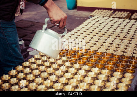 Bougies et pot à stupa Boudhanath à Katmandou, Népal Banque D'Images