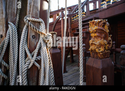 GENOVA, ITALIE-13 octobre,2018 : grand bateau pirate en bois Neptune dans le port de Gênes en Ligurie ville.galion espagnol célèbre réplique de film Pirates par R Banque D'Images