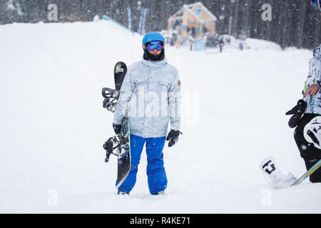 BUKOVEL,UKRAINE-20 mars,2018 : concours de snowboard en hiver.Les jeunes athlètes en compétition en snowboard.Cool sport extrême pour les jeunes de la concurrence Banque D'Images
