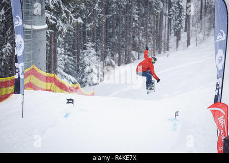 BUKOVEL,UKRAINE-20 mars,2018 : concours de snowboard en hiver.Les jeunes athlètes en compétition en snowboard.Cool sport extrême pour les jeunes de la concurrence Banque D'Images