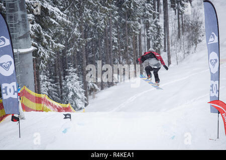 BUKOVEL,UKRAINE-20 mars,2018 : concours de snowboard en hiver.Les jeunes athlètes en compétition en snowboard.Cool sport extrême pour les jeunes de la concurrence Banque D'Images