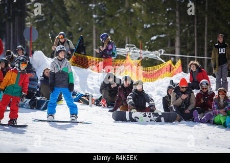 BUKOVEL,UKRAINE-20 mars,2018 : concours de snowboard en hiver.Les jeunes athlètes en compétition en snowboard.Cool sport extrême pour les jeunes de la concurrence Banque D'Images