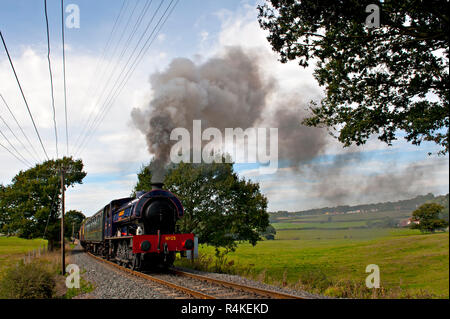 Réservoir selle d'austérité 0-6-0 locomotive vapeur transporte un train à vapeur de la pente entre Rolvenden et sur l'Ashford Kent & East Sussex Railway, UK Banque D'Images