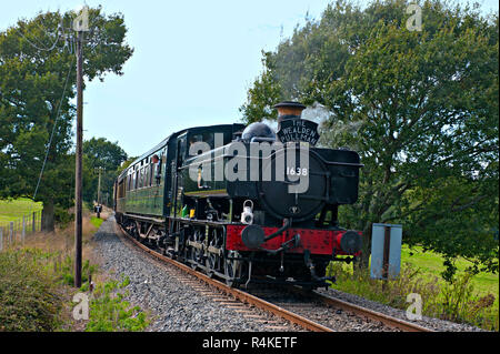 16xx Class 0-6-0 Pannier tank loco transporte un train sur la pente raide entre Rolvenden et Tenterden sur le Kent & East Sussex Railway, Royaume-Uni Banque D'Images