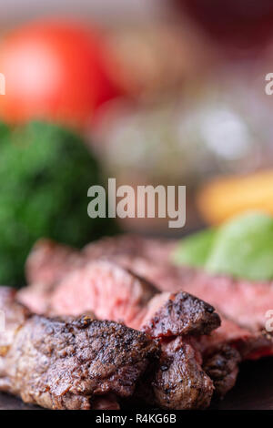 Tranches d'un steak grillé sur ardoise Banque D'Images