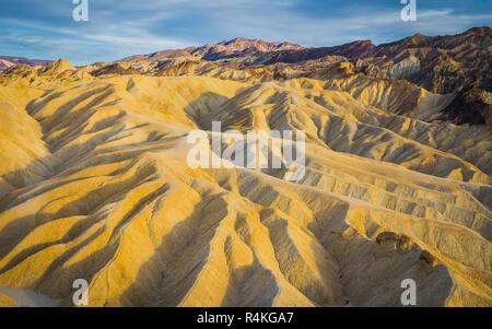 Vue de paysages érodés sur Zabriskie Point dans la vallée de la mort Banque D'Images