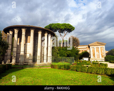 Le Temple d'Hercule Victor ou Hercules Olivarius est un temple romain, à Piazza Bocca della Verità, dans la région du Forum Boarium près du Tibre - Rome, Italie Banque D'Images