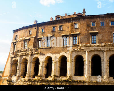 Le théâtre de Marcellus (Latin : Theatrum Marcelli, Italien : Teatro di Marcello) est un ancien théâtre de plein air à Rome, Italie Banque D'Images