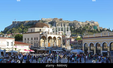 Athènes, Grèce - 04 MAI : foule de touristes à la place Monastiraki à Athènes le 04 mai 2015. Quartier commerçant populaire avec la Mosquée Tsisdarakis dans vieux T Banque D'Images