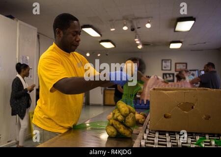 SHREVEPORT (Louisiane), 01 novembre (2018) Yeoman 2e classe Dawon Roy, affecté à la Marine Centre de soutien opérationnel Jacksonville et Boston, sortes autochtones et les sacs de pommes de terre à la banque alimentaire du nord-ouest de la Louisiane dans le cadre de Shreveport Bossier City / Semaine de la Marine. Semaines de la marine sont conçus pour relier le public avec les marins de la marine, des programmes et des équipements à travers le pays. Chaque année, l'Amérique la Marine canadienne vient à la maison à environ 15 villes du pays pour montrer aux Américains pourquoi avoir une forte marine est essentielle à l'American way of life. Banque D'Images