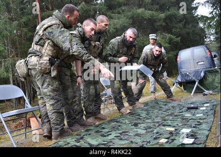 La conduite des soldats espagnols de problèmes de munitions au cours de la meilleure voie de l'Escouade de tireurs compétition à la 7ème commande d'entraînement de l'armée, du secteur d'entraînement Grafenwoehr, Bavière, Allemagne, le 25 octobre 2016. L'Escouade Sniper mieux la concurrence est un stimulant de la concurrence l'Europe de l'armée les militaires de toute l'Europe de la concurrence et améliorer le travail d'équipe avec les alliés et les pays partenaires. Banque D'Images