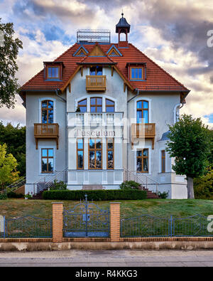 Maison de la Baltique sur la plage de Zinnowitz promenade sur l'île Usedom. Banque D'Images