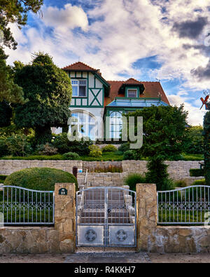 Baltique ancienne maison avec jardin sur la plage de Zinnowitz promenade sur l'île Usedom. Banque D'Images