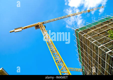 Grue jaune construit une construction Banque D'Images