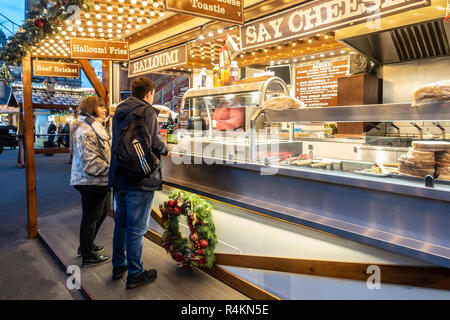 Clients à un blocage de la vente de la rue pied chaud, à base de fromage, notamment les frites et le fromage Halloumi Toasties et de poitrine. George Square, Glasgow Banque D'Images