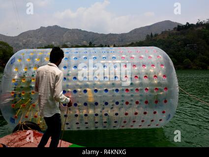 Le water ball ballon d'eau ou "zorbing" ( ) et les bateaux de l'aventure Sattal sports à Nanital. Banque D'Images