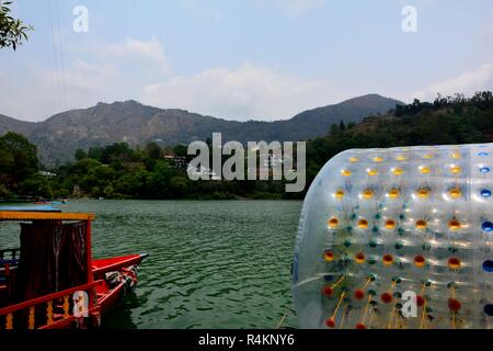 Le water ball ballon d'eau ou "zorbing" ( ) et les bateaux de l'aventure Sattal sports à Nanital. Banque D'Images