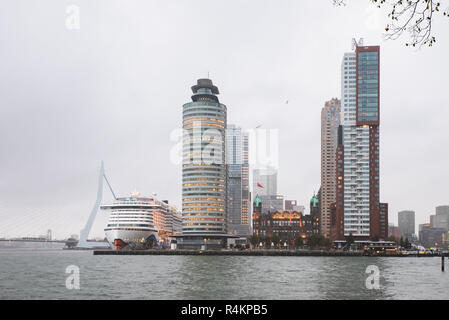 Rotterdam ville paysage urbain avec des gratte-ciel, pont Erasmus et un gros cruiser boat on river Mass. Hollande du Sud, Pays-Bas. Banque D'Images