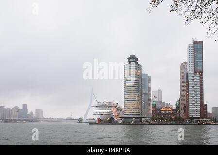 Rotterdam ville paysage urbain avec des gratte-ciel, pont Erasmus et un gros cruiser boat on river Mass. Hollande du Sud, Pays-Bas. Banque D'Images