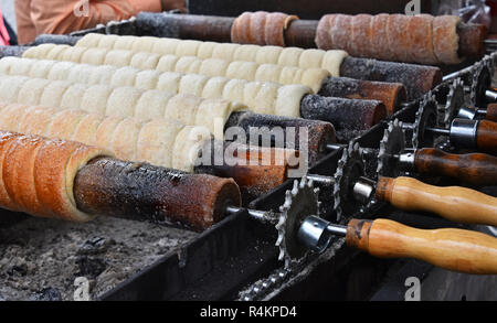 Close up sweet Trdelnik sur cuisson grill, ce le champagne est populaire en Europe, l'Autriche, la Hongrie, la Slovaquie et la République tchèque, en particulier à Prague Banque D'Images