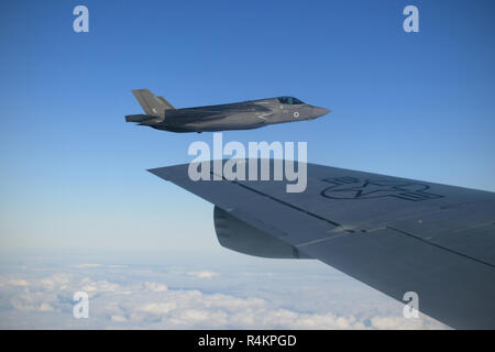 RAF Un F-35B Lightning stealth jet s'envole l'aile d'un United States Air Force KC-135 Stratotanker sur la Manche au cours de l'opération Point Blank, dont les capacités aériennes de la RAF, United States Air Force et de l'Air française. Banque D'Images