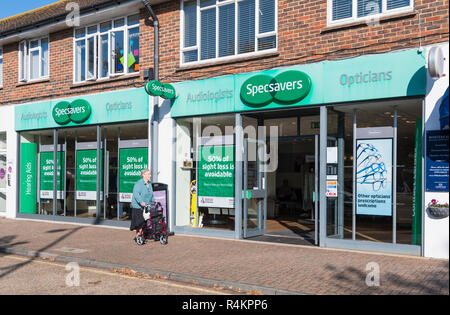 Les audiologistes et les opticiens Specsavers shop entrée dans Norfolk Arms, West Sussex, Angleterre, Royaume-Uni. Banque D'Images