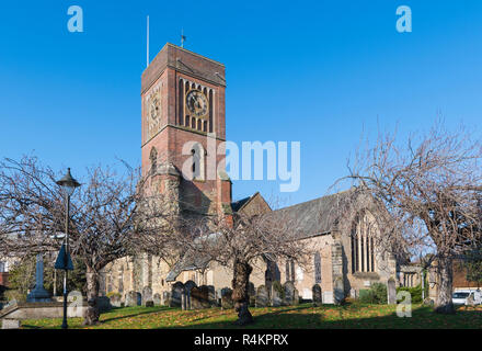 Église paroissiale de St Mary The Virgin (St Mary's Church) sans une spire à Petworth, West Sussex, Angleterre, Royaume-Uni. Banque D'Images