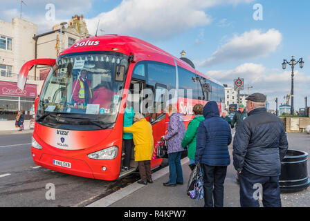 Groupe de cadres les passagers d'une compagnie privée a embauché l'entraîneur Solus à Worthing, West Sussex, UK. Coach est un Scania Irizar. Banque D'Images