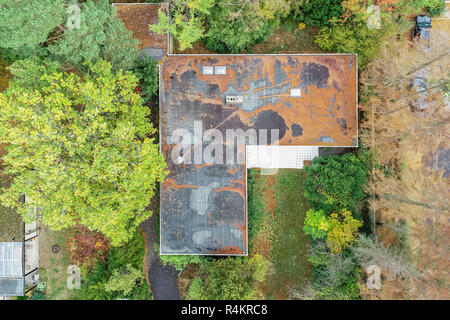 Braunschweig, Allemagne, le 30 octobre., 2018 : Vue aérienne verticale d'un bungalow avec un vieux toit plat patiné et un jardin bien entretenu avec pelouse et arbre Banque D'Images