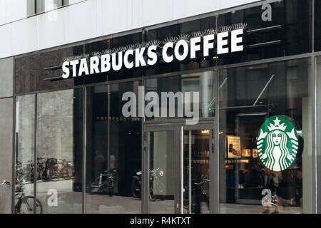 Allemagne, Leipzig, le 6 septembre 2018 : rue Starbucks coffee shop à Leipzig. Populaire dans le monde des cafés Banque D'Images