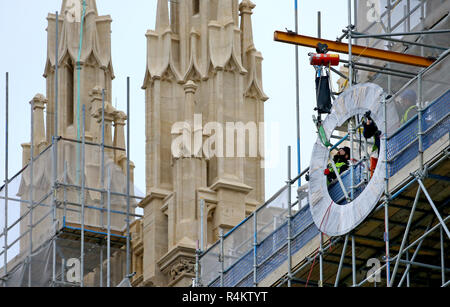 Horologists abaisser la Cathédrale de Canterbury d'horloge qui est datée de 1855 de la tour sud-ouest pour le travail de restauration. Banque D'Images