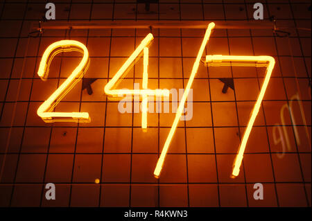 247 bar rouge néon pancarte. Open sign. Travaillant jour et nuit. 24h/24 concept. Banque D'Images