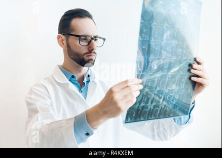 Jeune médecin à l'imagerie par résonance magnétique à coup de genou lésions méniscales xray irm. Banque D'Images