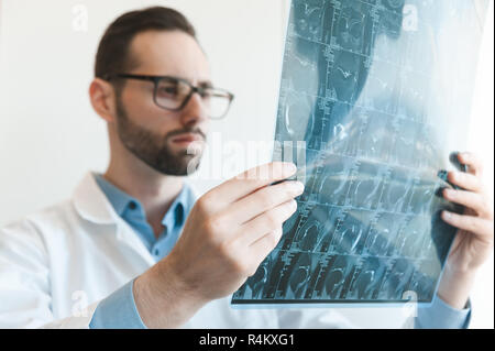 Jeune médecin à l'imagerie par résonance magnétique à coup de genou ménisque. dommage. floue Banque D'Images