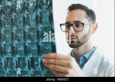 Jeune médecin à l'imagerie par résonance magnétique à coup de genou ménisque. dommage. libre Banque D'Images