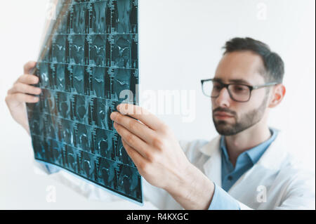 Jeune médecin à l'imagerie par résonance magnétique à coup de genou ménisque floue dommage. Banque D'Images