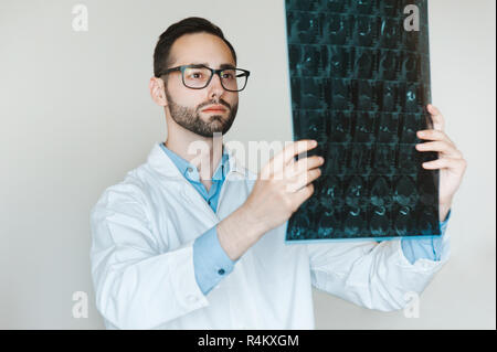 Jeune médecin à l'imagerie par résonance magnétique à coup de genou lésions méniscales xray irm. Banque D'Images
