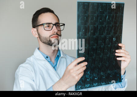 Jeune médecin à l'imagerie par résonance magnétique à coup de genou lésions méniscales xray irm. Banque D'Images