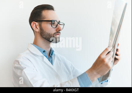 Jeune médecin à l'imagerie par résonance magnétique à coup de genou lésions méniscales xray irm. Banque D'Images
