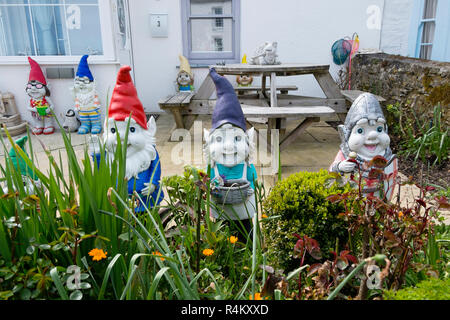 Une collection de lutins dans un jardin de devant à Portscatho sur la côte sud de Cornwall, England, UK Banque D'Images