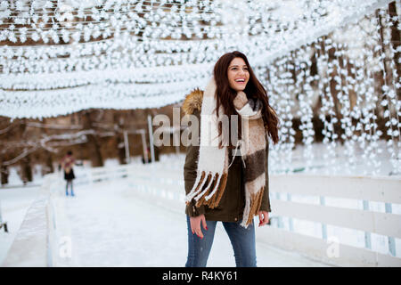 Portrait of young woman rides des patins à glace dans le parc Banque D'Images