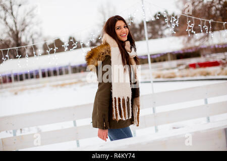 Portrait of young woman in winter park Banque D'Images